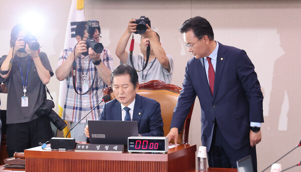 유상범 국민의힘 의원이 25일 오전 서울 여의도 국회에서 열린 법제사법위원회 전체회의에서 정청래 법제사법위원장에게 의사일정 변경 등으로 항의하고 있다. photo 뉴시스