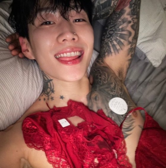 가수 박재범이 지난 24일 성인용 크리에이터 사이트인 온리팬스에 계정을 열고 활동을 개시했다. photo 온라인 커뮤니티