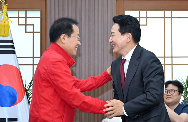 원희룡 전 국토부 장관이 26일 대구시청 사격청사를 찾아 홍준표 대구시장과 악수하고 있다. photo 뉴시스