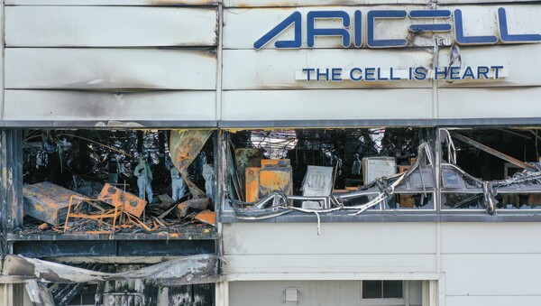 지난 25일 경기도 화성시 서신면 리튬전지 공장 화재 현장에서 경찰과 소방, 국립과학수사연구원 등 유관기관 관계자들이 화재 원인을 찾기 위한 합동 감식을 하고 있다.  photo 뉴시스