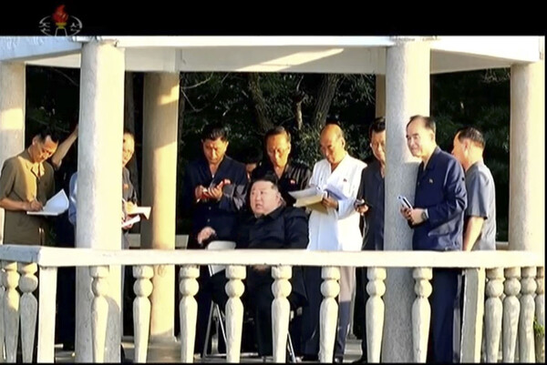 조선중앙TV가 김정은 북한 국무위원장이 지난 8∼9일 평안북도 의주군 수해지역을 찾아 이재민 위로 등 현장점검에 나섰다고 관련 내용을 10일 보도했다. (사진=조선중앙TV 캡처)  photo 뉴시스