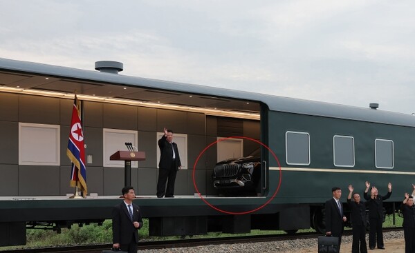 김정은이 지난 8~9일 평안북도 의주군의 수해 현장을 재차 방문한 모습이 담긴 조선중앙통신 사진에서, 전용열차 내부에 최신형 메르세데스-마이바흐 GLS 600 4MATIC 페이스리프트 모델로 추정되는 차량이 포착됐다. photo 연합