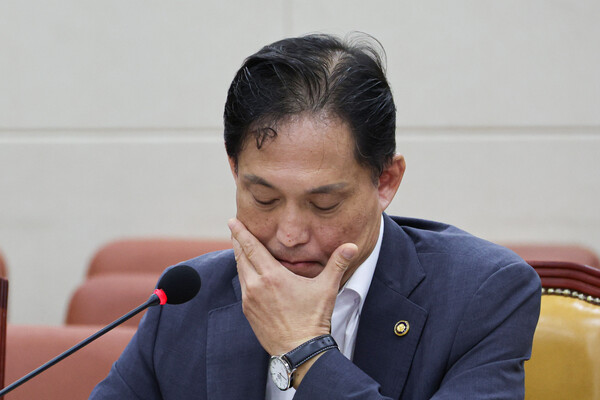 김태규 방송통신위원장 직무대행이 14일 오전 서울 여의도 국회에서 열린 과학기술정보방송통신위원회 전체회의 불법적 방문진 이사 선임 등 방송장악 관련 2차 청문회에서 생각에 잠겨 있다. photo 뉴시스