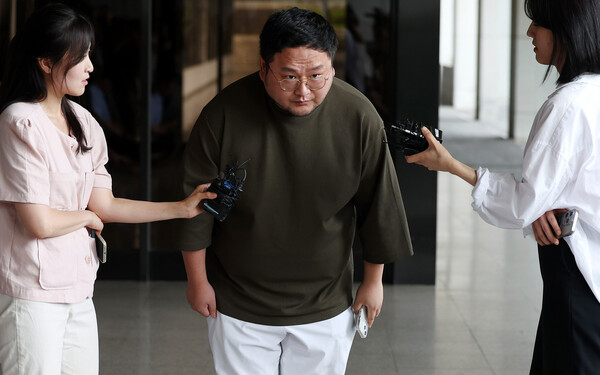 유튜버 쯔양 협박 의혹을 받고 있는 유튜버 구제역(이준희)이 15일 오후 서울 서초구 서울중앙지방검찰청에 자진 출석하기 전 고개숙여 사과하고 있다. photo 뉴시스