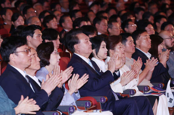 윤석열 대통령과 부인 김건희 여사가 15일 서울 종로구 세종문화회관에서 열린 제79주년 광복절 경축식에서 박수치고 있다. photo 뉴시스