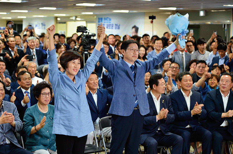 2018년 6월 14일 김경수 당시 더불어민주당 경남도지사 후보가 김태호 자유한국당 후보를 누르고 경남지사 당선이 확실시되자 환호하고 있다. photo 뉴시스