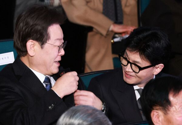 한동훈 국민의힘 비상대책위원장과 이재명 더불어민주당 대표가 지난 3월 1일 서울 중구 유관순기념관에서 열린 제105주년 3·1절 기념식에서 대화하고 있다. photo 뉴시스