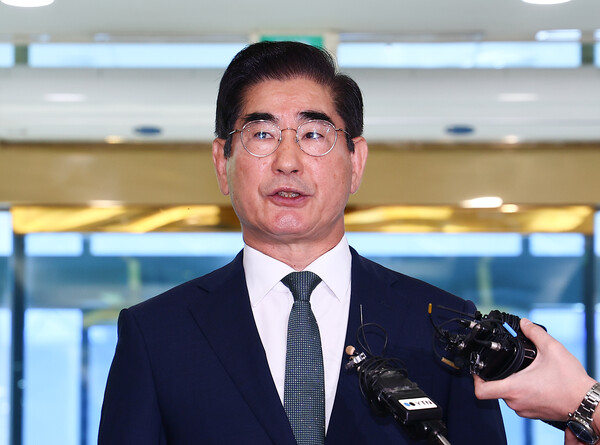 김용현 국방부 장관 후보자가 16일 서울 용산구 육군회관에 마련된 후보자 사무실로 출근 전 취재진 질문에 답하고 있다. photo 뉴시스