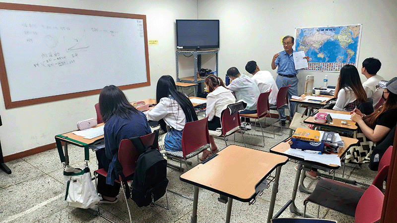 탈북청소년 대상 대안학교인 ‘한꿈학교’에서 제3국 출생 자녀들을 포함한 탈북청소년들이 수업을 듣고 있다. photo 한꿈학교