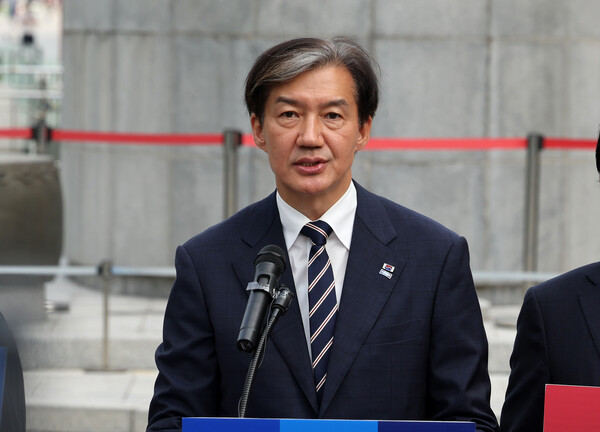 조국 조국혁신당 대표가 지난 15일 오전 서울 종로구 광화문광장에서 제79주년 광복절을 맞아 윤석열 정부 대일 굴종외교 규탄 기자회견을 하고 있다. photo 뉴시스