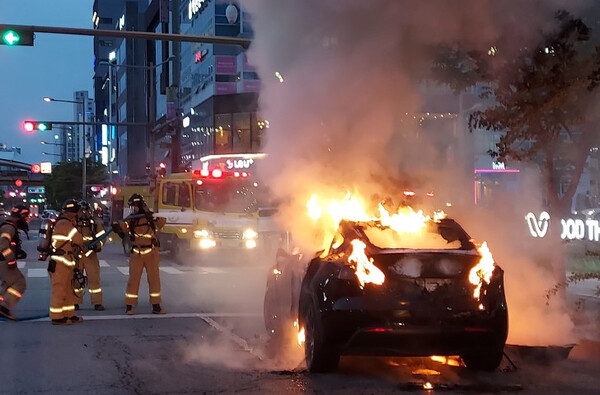 지난 2023년 6월 4일 오후 7시 46분께 전북 전주시 덕진구 중동에서 주행중이던 테슬라 전기차에 화재가 발생했다. 이 화재로 운전자는 바로 대피해 인명피해는 없었으나 차량이 전소됐다. photo 뉴시스