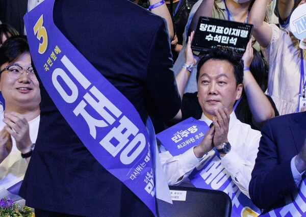 정봉주 더불어민주당 최고위원 후보가 18일 서울 송파구 KSPO DOME(올림픽체조경기장)에서 열린 더불어민주당 제1차 정기전국당원대회에서 이재명 더불어민주당 신임 대표의 당선을 축하하고 있다. photo 뉴시스