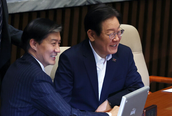 이재명(오른쪽) 더불어민주당 당 대표가 지난 1일 오후 서울 여의도 국회에서 열린 제416회(임시회) 제2차 본회의에서 조국 조국혁신당 대표와 대화를 나누고 있다. photo 뉴시스