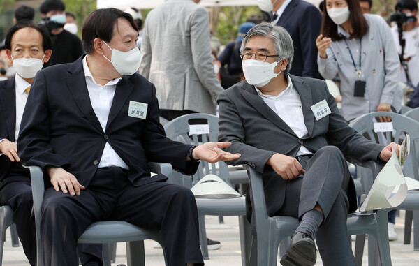 윤석열 전 검찰총장이 2021년 6월 9일 오후 서울 중구 남산예장공원 개장식에서 이회영 선생의 증손자이자 친구로 알려진 이철우 연세대 교수와 대화하고 있다. photo 뉴시스