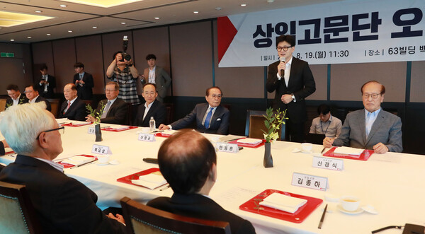 한동훈 국민의힘 대표가 19일 오후 서울 여의도 한 식당에서 열린 상임고문단 오찬 회의에서 인사말을 하고 있다. photo 뉴시스