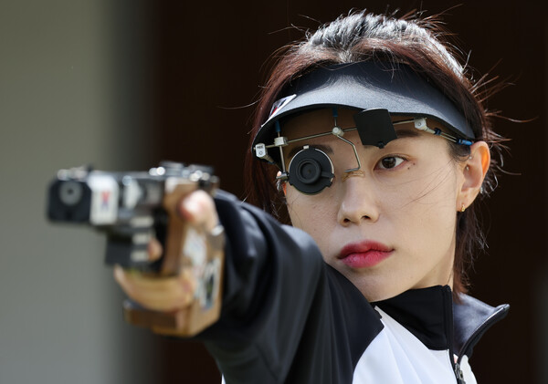 2024 파리 올림픽 사격 국가대표 김예지 선수가 훈련을 하던 중 자세를 취하고 있다. photo 뉴시스