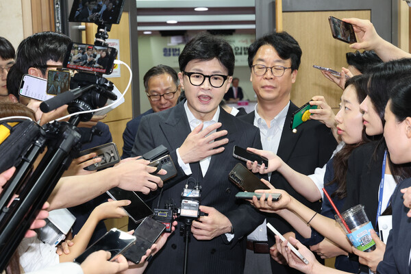 한동훈 국민의힘 대표가 21일 오후 서울 여의도 국회 의원회관에서 열린 형법 제98조 개정 입법토론회를 마치고 취재진 질문에 답하고 있다. photo 뉴시스