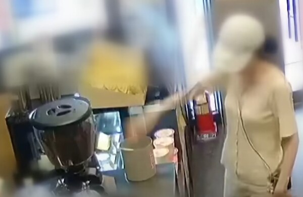 'JTBC 사건반장'에 포장한 커피를 들고 가다가 쏟았다며 카페에서 난동 부린 손님의 사연이 전해졌다. photo 유튜브 캡처