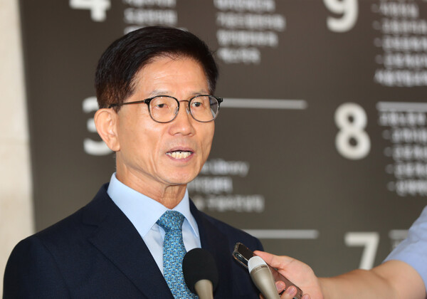 김문수 고용노동부 장관 후보자가 1일 오전 서울 강남구 고용노동부 강남지청에 마련된 인사청문회 준비 사무실로 출근하며 취재진 질문에 대답하고 있다. photo 뉴시스