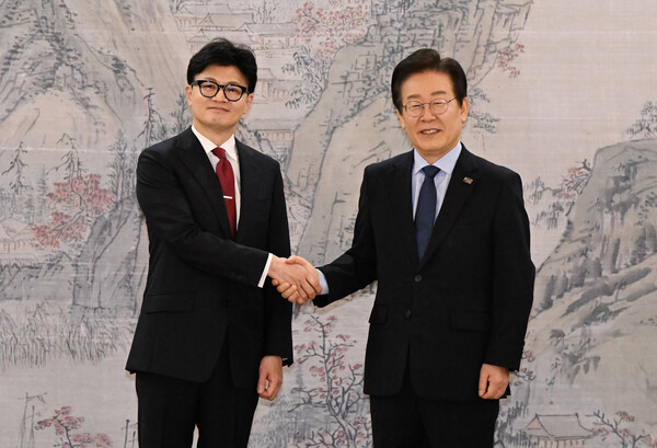 한동훈 국민의힘 대표와 이재명 더불어민주당 대표가 1일 서울 여의도 국회에서 열린 국민의힘-더불어민주당 당 대표 회담에 앞서 기념촬영을 하고 있다. photo 뉴시스
