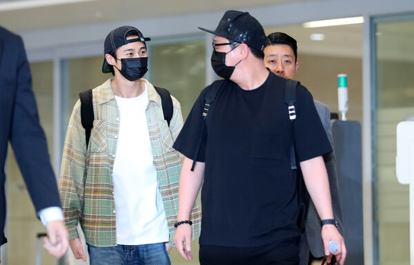 배우 변우석이 홍콩에서 열린 아시아 팬 미팅 투어를 마치고 7월 16일 오후 인천국제공항을 통해 입국하고 있다. photo 뉴시스