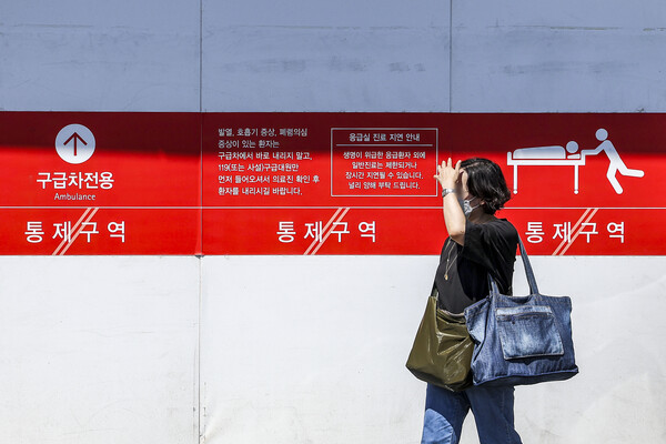 8월 28일 서울의 한 대학병원 응급실에 진료 지연 안내문이 붙어 있다. photo 뉴시스