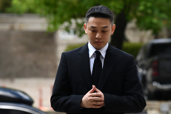 프로포폴과 대마 등 마약 상습 투약 혐의로 재판에 넘겨진 배우 유아인(본명 엄홍식)이 3일 오후 서울 서초구 서울중앙지방법원에서 열린 1심 선고기일에 출석하고 있다. photo 뉴시스