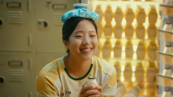 2024 파리올림픽에서 ‘먹방’으로 화제가 된 동메달리스트 탁구선수 신유빈(20)이 빙그레 광고모델로 발탁됐다. photo 유튜브 캡처