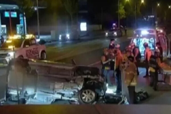 지난 6월27일 전북 전주시 덕진구 여의동 호남제일문 사거리에서 포르쉐 음주운전 차량과 부딪힌 스파크 차량이 뒤집히는 사고가 나 119 구급대가 환자들을 이송하고 있다. photo 전북소방본부 제공