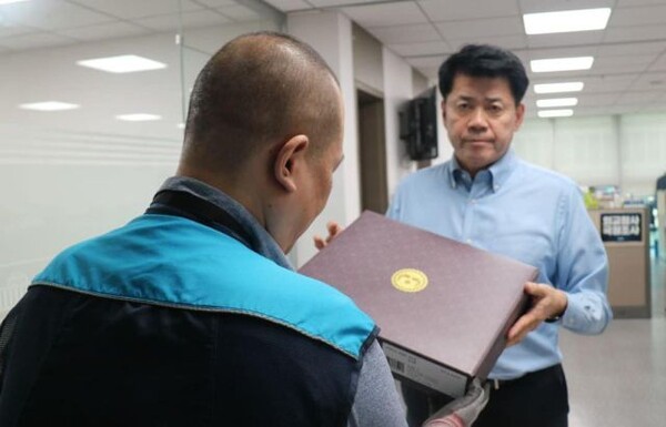 김준형 조국혁신당 의원이 지난 4일 대통령실에서 보내온 추석선물세트를 거부하는 인증샷을 자신의 소셜네트워크(SNS)에 올렸다. photo 페이스북 캡처