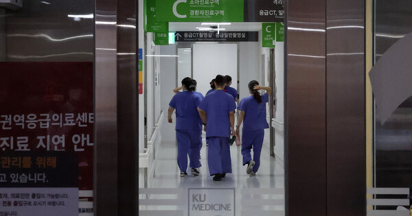 응급실 진료 대란이 이어진 4일 오후 서울 성북구 고려대학교 안암병원 권역응급의료센터에서 의료진이 이동하고 있다. PHOTO 뉴시스