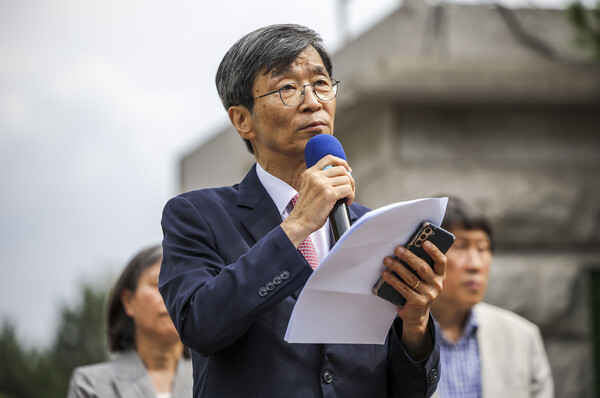 곽노현 전 서울시교육감이 5일 서울 종로구 서울시교육청 앞에서 서울시교육감 보궐선거 출마선언을 하고 있다. photo 뉴시스