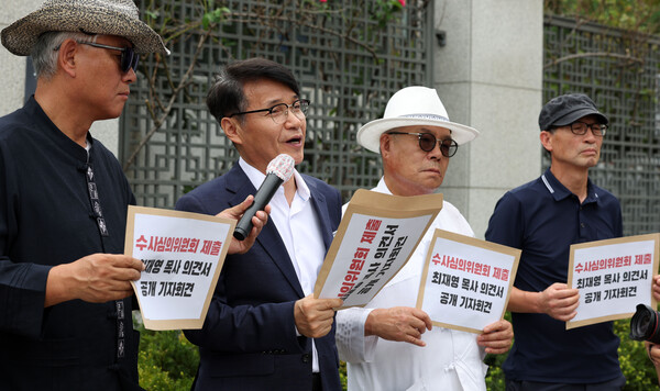 최재영 목사가 5일 서울 서초구 대검찰청 앞에서 수사심의의원회에 제출할 의견서 공개 및 입장 발표 기자회견을 하고 있다. photo 뉴시스