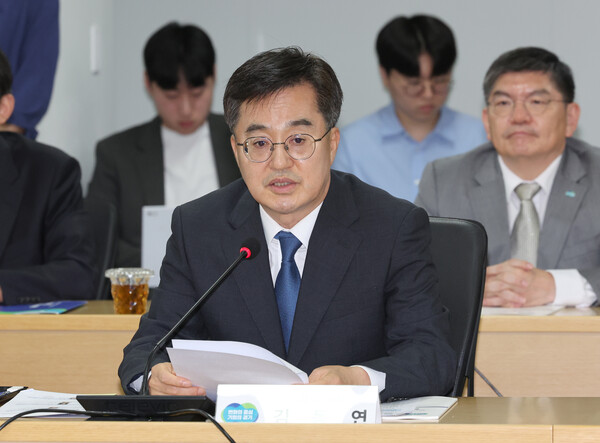 김동연 경기도지사가 5일 오후 경기도 수원시 영통구 경기도청에서 열린 2024 더불어민주당-경기도 예산정책협의회에서 발언을 하고 있다. photo 뉴시스