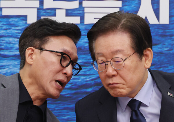 이재명 더불어민주당 대표와 김민석 최고위원이 6일 서울 여의도 국회에서 열린 당 최고위원회의에서 대화하고 있다. photo 뉴시스