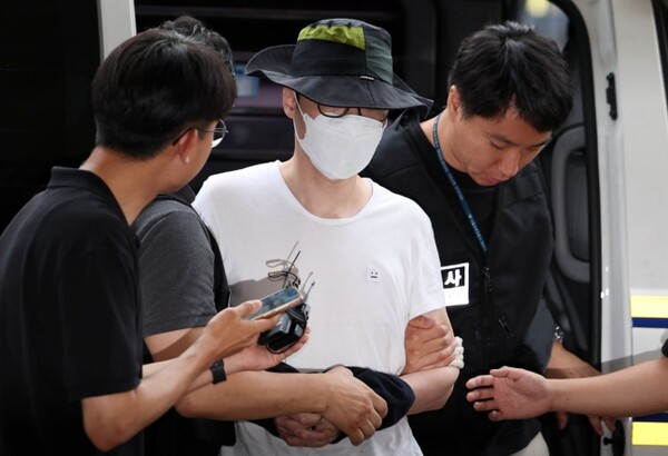 지난 7월 29일 서울 은평구 내 한 아파트 단지에서 일본도를 휘둘러 이웃 주민을 살해한 혐의를 받는 백모씨(37)가 구속됐다 photo 뉴시스