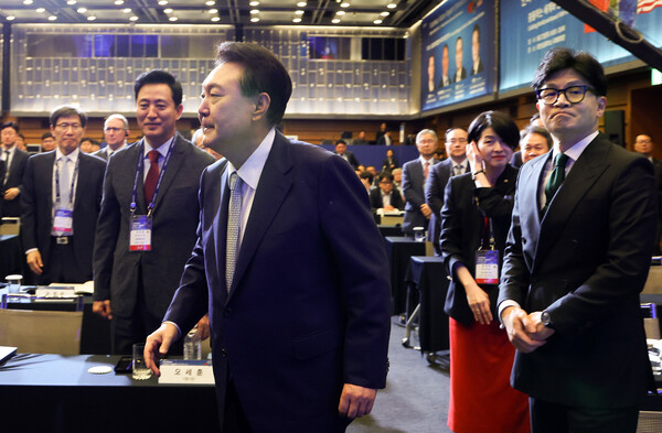 윤석열 대통령이 지난달 27일 서울 중구 대한상공회의소에서 한동훈 국민의힘 당대표와 인사 후 이동하고 있다. photo 뉴시스