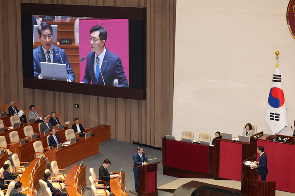 김용현 국방부 장관과 장경태 더불어민주당 의원이 10일 서울 여의도 국회에서 열린 제418회 국회(정기회) 제5차 본회의 외교, 통일, 안보에 관한 질문에서 설전을 벌이고 있다. photo 뉴시스