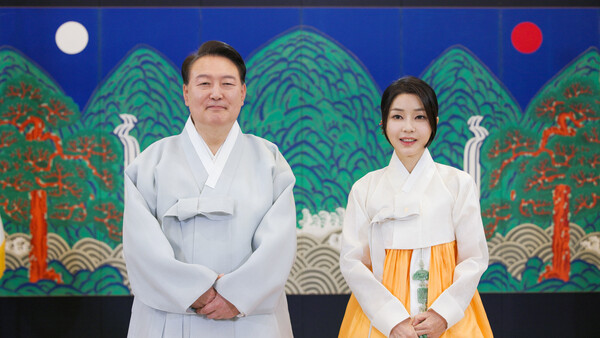 지난 2023년 9월 윤석열 대통령과 부인 김건희 여사가 지난해 추석 명절을 앞두고 서울 용산 대통령실 청사에서 국민들에게 추석 인사를 전하고 있다. PHOTO 뉴시스