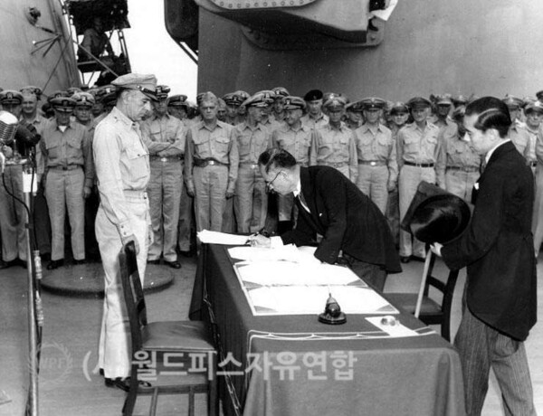 월드피스자유연합이 지난 2014년 7월 17일, 8월 15일, 9월 12일 등 3차례에 공개한 한국전쟁 전후 미공개 자료사진. 이 사진은 1945년 8월 15일 일본이 제2차 세계대전에 항복하고, 공식적인 항복은 1945년 9월 2일에 미 전함 미주리호 선상에서 항복문서에 서명함으로써 진행되었다. 서명하고 있는 인물은 일본 천황과 정부를 대신하여, 항복문서에 서명하는 시게미쓰 마모루 일본 외무대신이다. photo 뉴시스