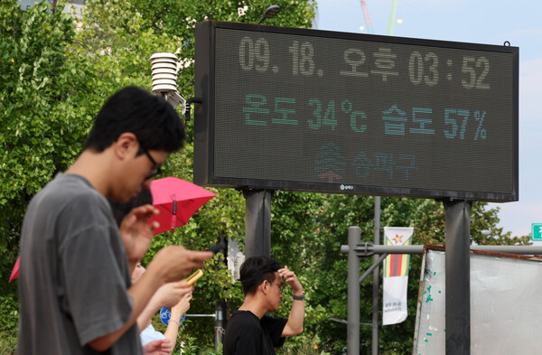 서울에 폭염경보가 내려진 지난 9월 18일 오후 서울 송파구 잠실네거리 전광판에 기온이 표시돼 있다. photo 뉴시스