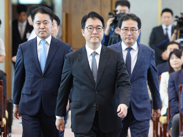 심우정 신임 검찰총장이 19일 오전 서울 서초구 대검찰청에서 열린 제46대 검찰총장 취임식장으로 이동하고 있다. photo 뉴시스