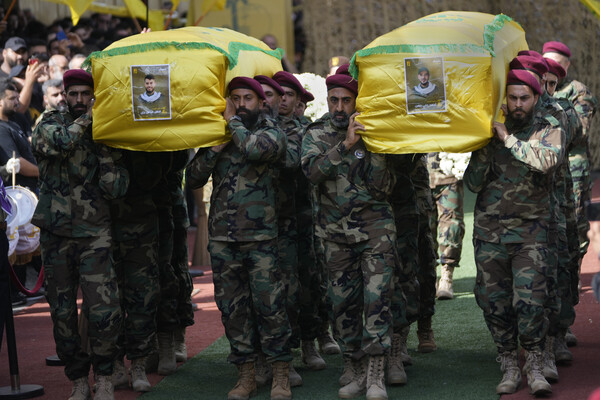 지난 19일(현지시각), 무선호출기(삐삐) 동시다발 폭발로 사망한 동료들의 관을 운구하는 헤즈볼라 대원들. photo 뉴시스