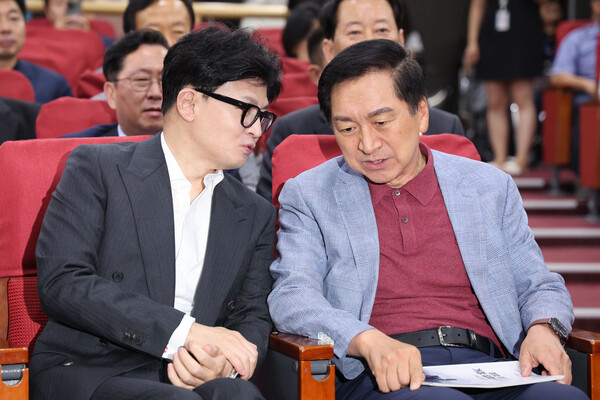 지난 8월 21일, 국회 의원회관에서 한동훈 국민의힘 대표와 대화하는 김기현 국민의힘 의원(오른쪽). photo 뉴시스