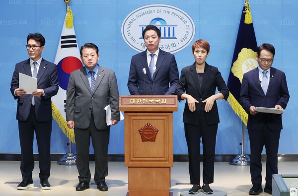 부승찬 더불어민주당 의원이 9월 20일 오후 서울 여의도 국회 소통관에서 열린 ‘서울의봄 4법 발의’ 기자회견에서 발언을 하고 있다. photo 뉴시스