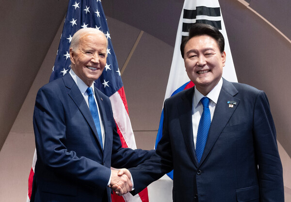 윤석열 대통령과 조 바이든 미국 대통령이 지난 7월 북대서양조약기구(NATO·나토) 75주년 정상회의가 개최된 미국 워싱턴DC 월터 E. 워싱턴 컨벤션센터에서 한-미 정상회담을 하며 악수하고 있다. photo 뉴시스