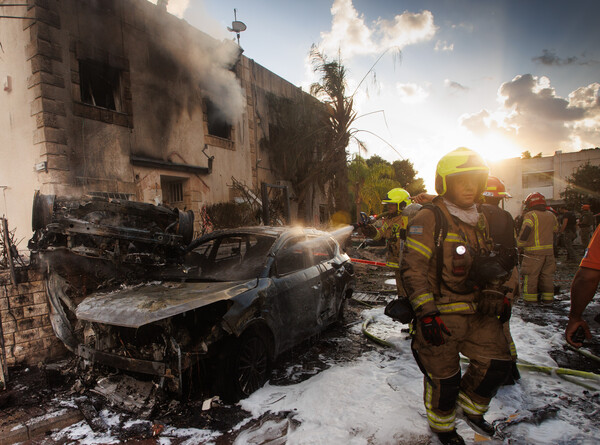 22일(현지시간)이스라엘 북부 키리야트 비아리크에서 소방관들이 레바논의 로켓 공격 현장에서 화재를 진압하고 있다. photo 뉴시스 / 신화통신