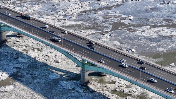 북극발 한파가 이어진 올 1월 25일 경기 김포시 인근 한강에 얼음이 얼어있다.  photo 뉴시스