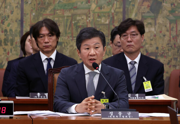 정몽규 대한축구협회장이 24일 서울 여의도 국회에서 열린 문화체육관광위원회의 대한축구협회 등에 대한 현안질의에서 의원 질의에 답하고 있다. photo 뉴시스