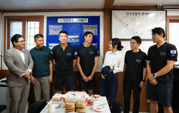 윤석열 대통령 부인 김건희 여사가 세계 자살 예방의 날인 10일 서울 마포구 한강경찰대 망원치안센터를 찾아 자살 예방 및 구조 관계자들을 격려하고 있다. photo 뉴시스